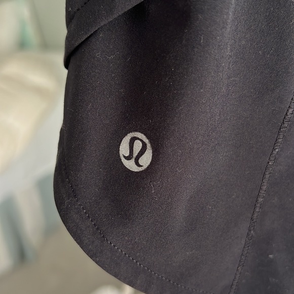 size 2 black lululemon speed up shorts(mid rise) - Picture 3 of 4